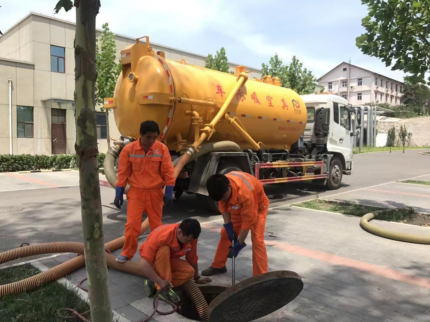 玉屏管道疏通车停在窨井附近