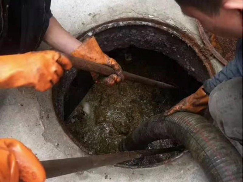 玉屏清理化粪池时如何避免沼气的危害？